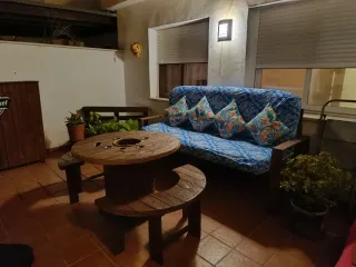 Conjunto Sofá, Mesa Bar y Bancos Madera