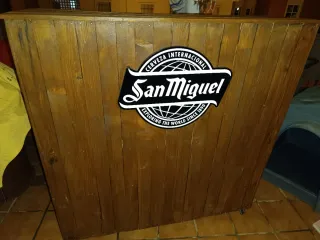 Conjunto Sofá, Mesa Bar y Bancos Madera