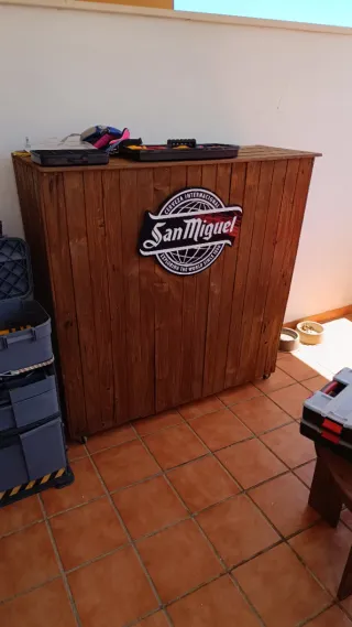 Conjunto Sofá, Mesa Bar y Bancos Madera