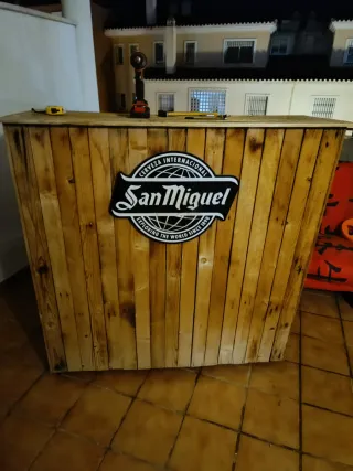 Conjunto Sofá, Mesa Bar y Bancos Madera