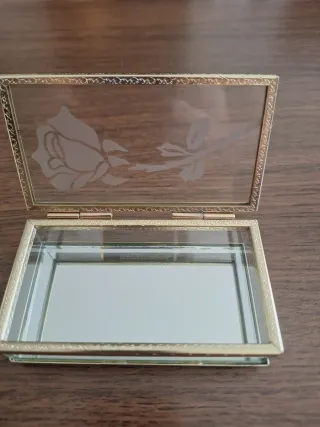 Joyero de cristal con borde dorado