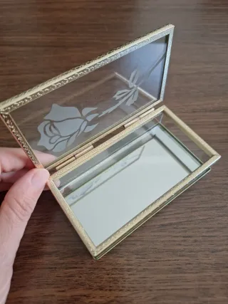 Joyero de cristal con borde dorado