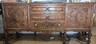 Mesa de comedor de madera con camino de mesa