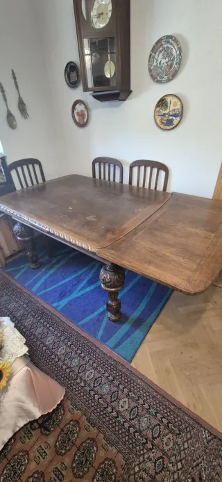Mesa de comedor de madera con camino de mesa