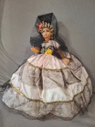 Dos muñecas de colección vestidas