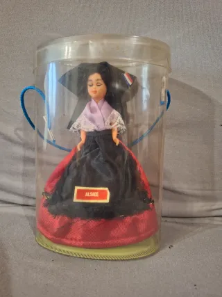 Dos muñecas de colección vestidas