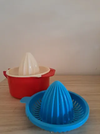 Exprimidor manual de plástico azul y rojo