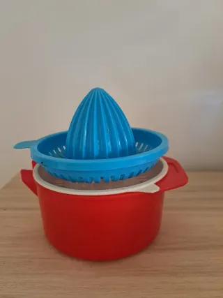 Exprimidor manual de plástico azul y rojo