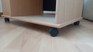 Mesa auxiliar con ruedas