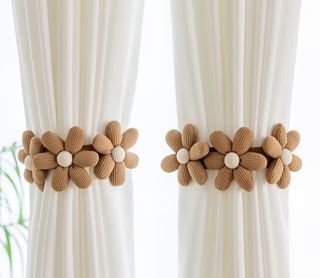 Abrazaderas de cortina con flores elásticas