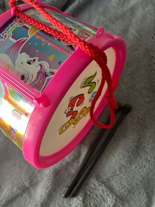 Tambor infantil con baquetas