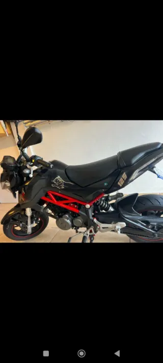 Benelli 125 Naked Negra/Roja