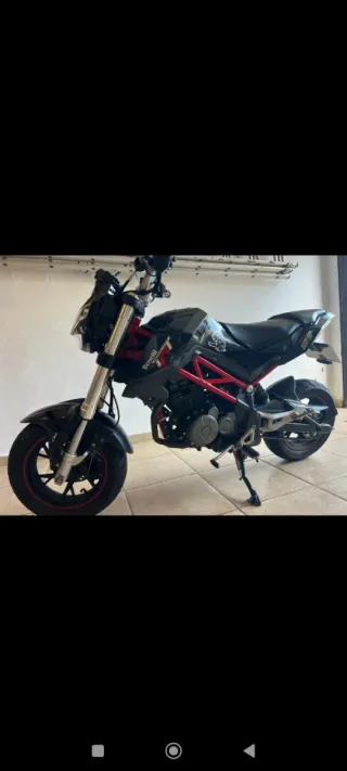 Benelli 125 Naked Negra/Roja