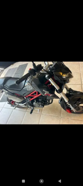 Benelli 125 Naked Negra/Roja
