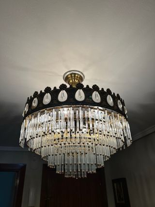 Lámpara de araña de cristal y metal