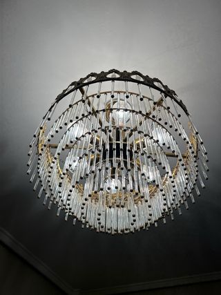 Lámpara de araña de cristal y metal