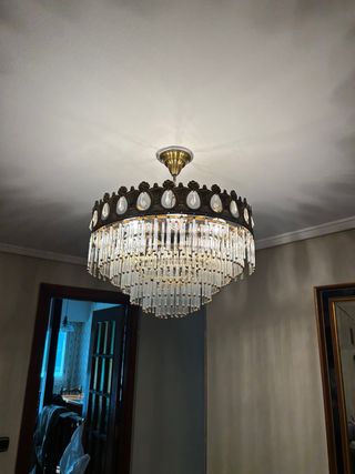 Lámpara de araña de cristal y metal