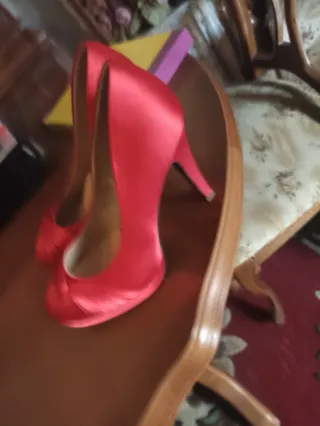 Zapatos de tacón rojos de satén