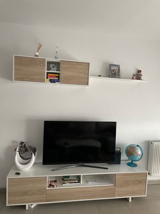 Estantería flotante madera y blanco