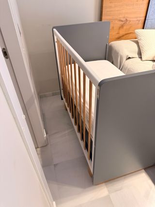 Cuna de madera con barrotes colecho