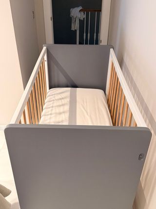 Cuna de madera con barrotes colecho