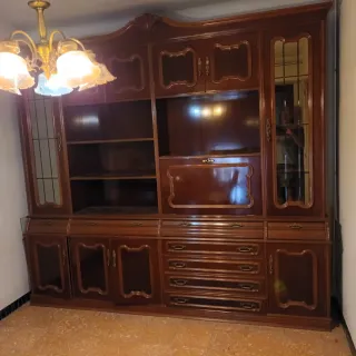 Mueble de comedor de madera y cristal