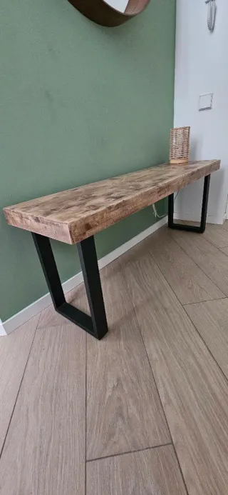 Banco de madera con patas metálicas