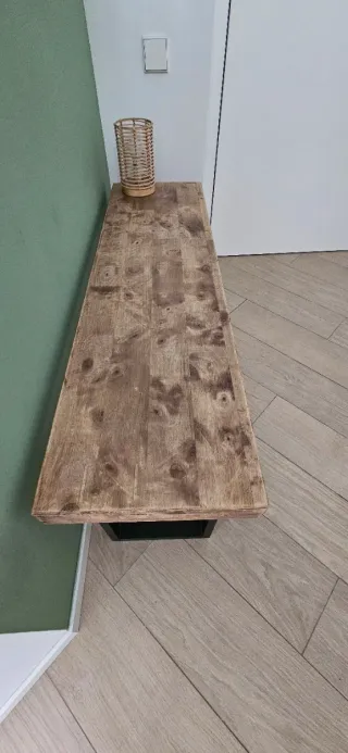 Banco de madera con patas metálicas