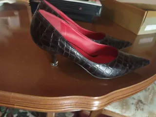 Zapatos de tacón piel efecto cocodrilo