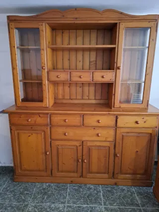 Mueble de pino con vitrinas y cajones