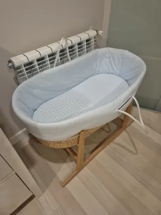 Moisés de mimbre con soporte de madera