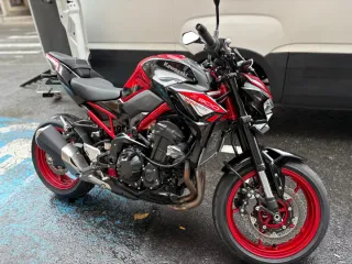 Kawasaki Z900 Negra y Roja