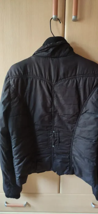 Anorak negro con cremallera y bolsillos