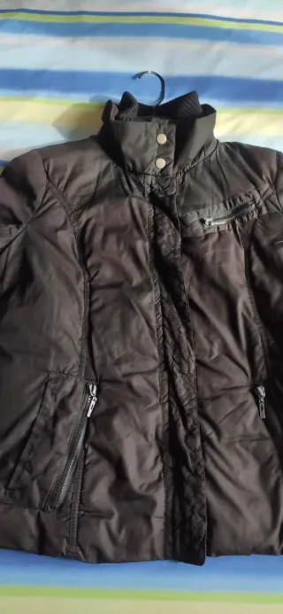 Anorak negro con cremallera y bolsillos