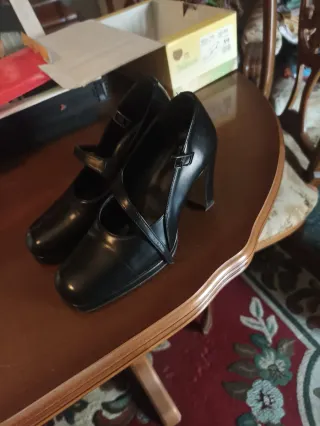 Zapatos de tacón negros con tira