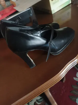 Zapatos de tacón negros con tira