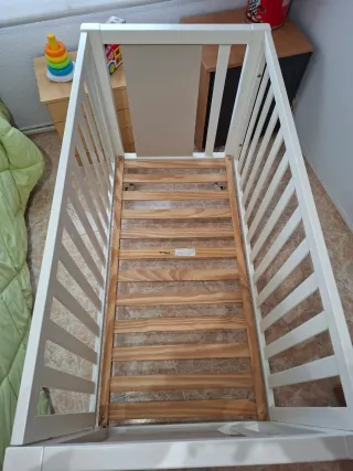 Cuna bebé blanca y beige con ruedas