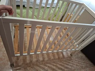 Cuna bebé blanca y beige con ruedas