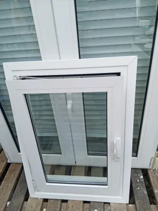 Ventana de aluminio blanca