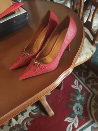 Zapatos rojos de tacón con adornos