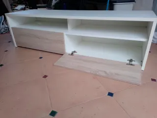 Mueble de salón blanco y madera