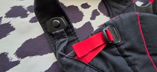 PORTEO MOCHILA BEBE MARCA BABYBJÖRN NEGRO/ROJO