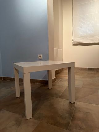 Mesa auxiliar blanca