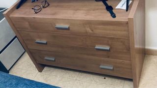 Mesa de noche de madera