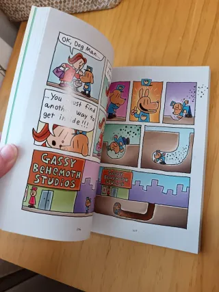 Dog Man and Cat Kid version en inglés