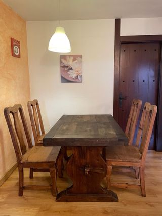 Mesa de comedor de madera oscura