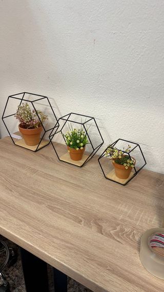 3 Macetas con Plantas Artificiales y Soportes