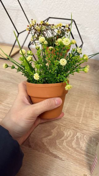 3 Macetas con Plantas Artificiales y Soportes