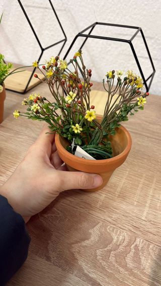 3 Macetas con Plantas Artificiales y Soportes