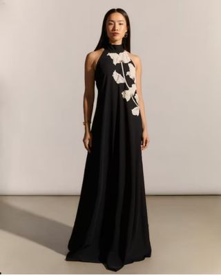 Vestido largo negro con cuello halter y bordado